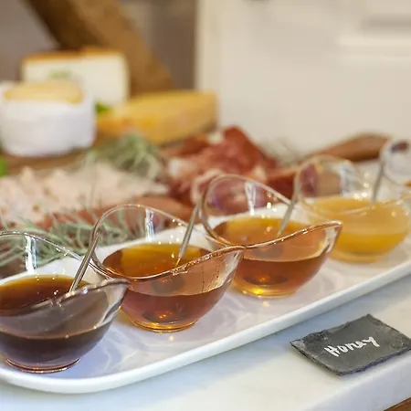 Cheese & Wine 4*